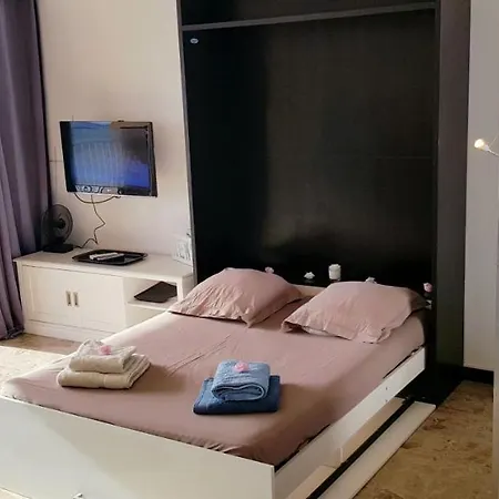 Sudio Bord De شقة